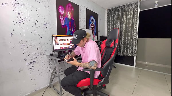 El dueño de la casa me folla para pagar la deuda de mi mama