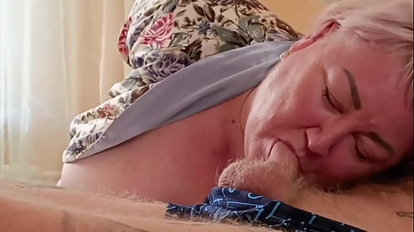 Fat Stepmom Gives Blowjob And Jerk Off Until Cumshot