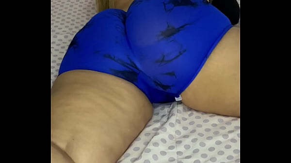 Grabo a mi Madrastra Culona mientras juega en cama en leggins