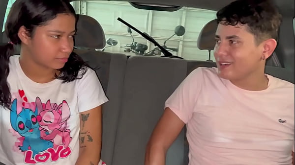 Mi timida hermanastra me sorprende masturbandome en la cocina mientras prepara el desayuno. H.L.