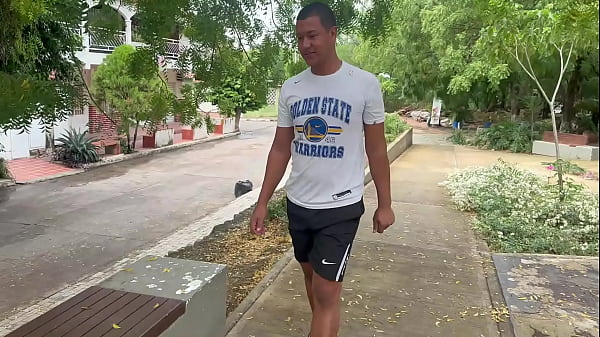 Juego con chico extraño en el parque al avioncito y terminamos en casa de sus padrastros follando con su enorme pene rico.