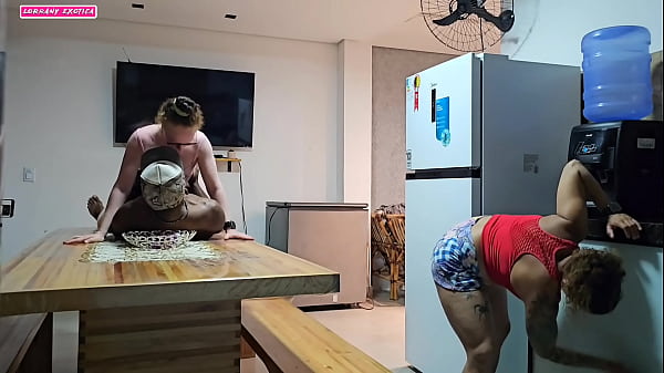 ENTEADA QUER TER RELAÇAO NA COZINHA MAS O SEXO TERMINA NO QUARTO
