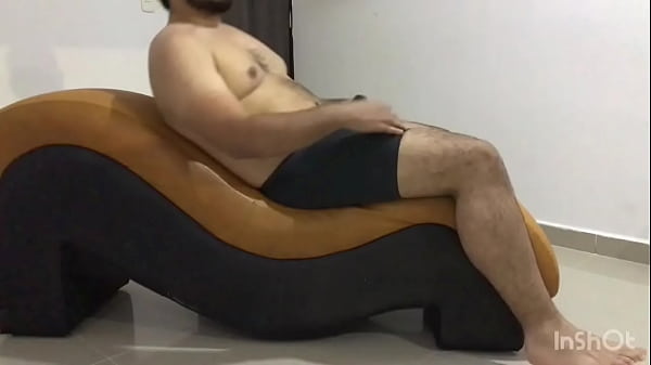 Esposa caliente Amateur Nora Milf culiando duro en un sillón kamasutra con el amigo de su esposo Andy Z 94