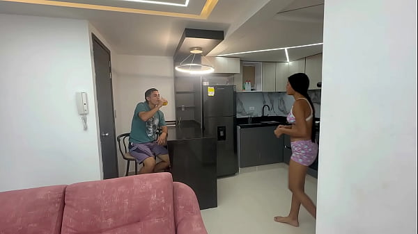 le doy a mi hermanastra un jugo afrodisiaco y aprovecho para ponerla muy cachonda y follar muy duro y rico