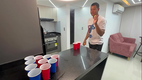 Le gano jugando a mi tímida hermanastra hasta quitarle toda la ropa y ponerla muy cachonda con mi rico pene, y terminamos follando duro y rico