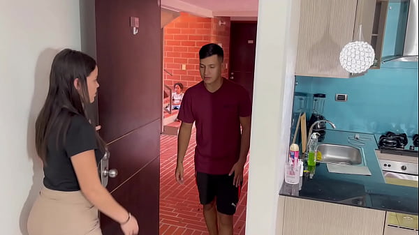 Sorprendo a mi pequeña hermanastra viendo porno y terminamos cogiendo bien rico y duro hasta correrme en su culo. HG